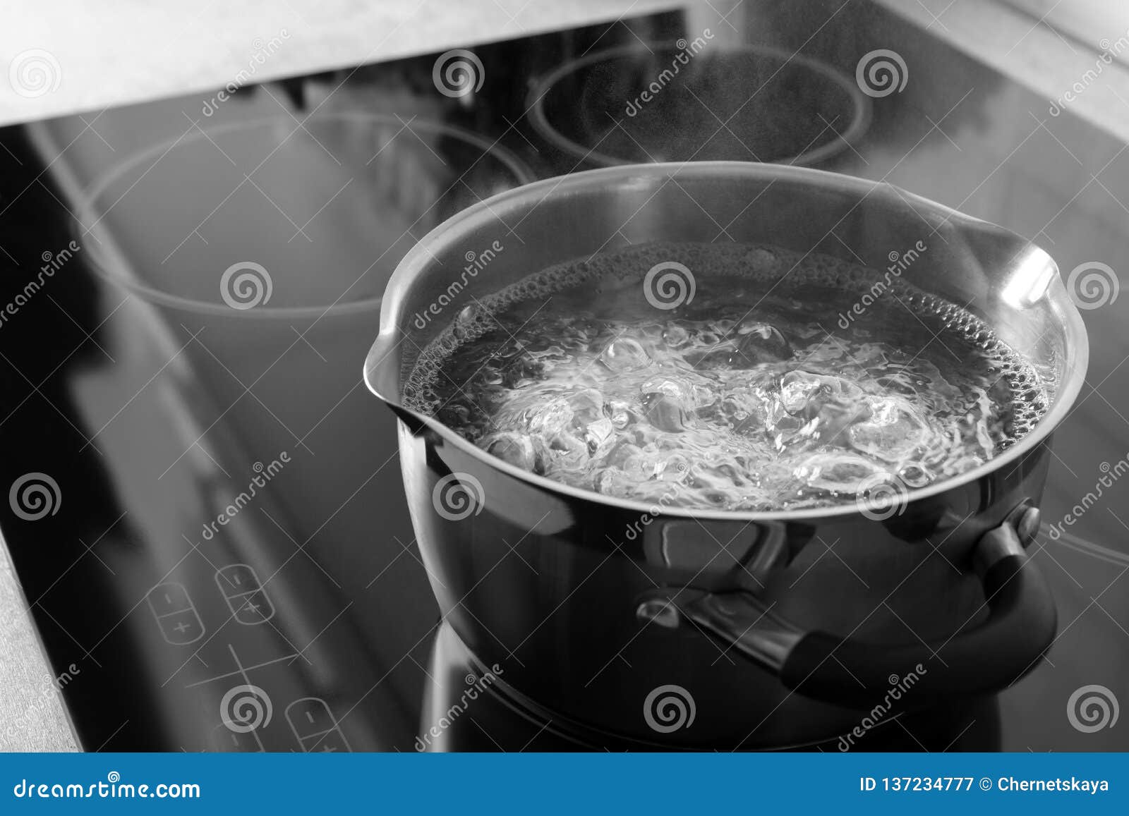Topf Mit Kochendem Wasser Auf Elektrischem Ofen Stockbild - Bild von wanne,  vorbereitung: 137234777