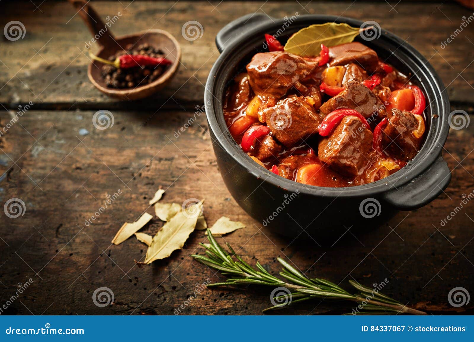 Topf ungarisches Gulasch stockbild. Bild von rindfleisch - 84337067