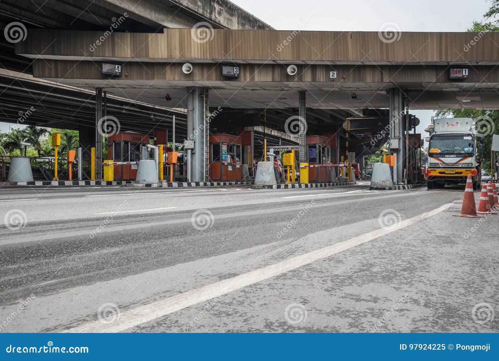 Bangkok, Thailand - 16. Mai 2017: Tor für Schnellstraßengebührenzahlung in Bangkok durch EXAT EXAT ist Schnellstraßen-Berechtigung von Thailand