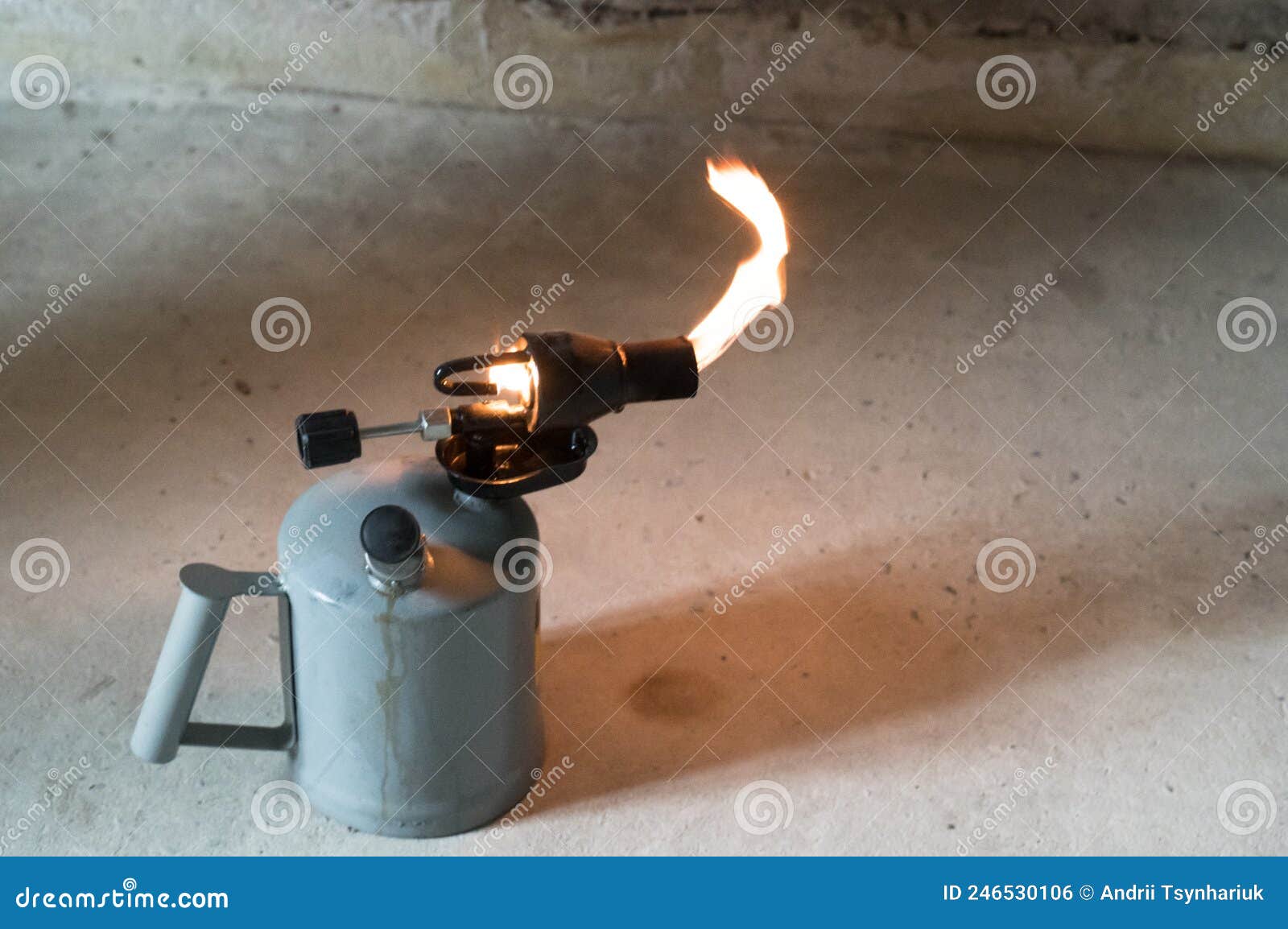 Torche à Essence Avec Incendie En Flammes L'utilisation D'une Torche Dans  La Construction. Photo stock - Image du toit, kérosène: 246530106