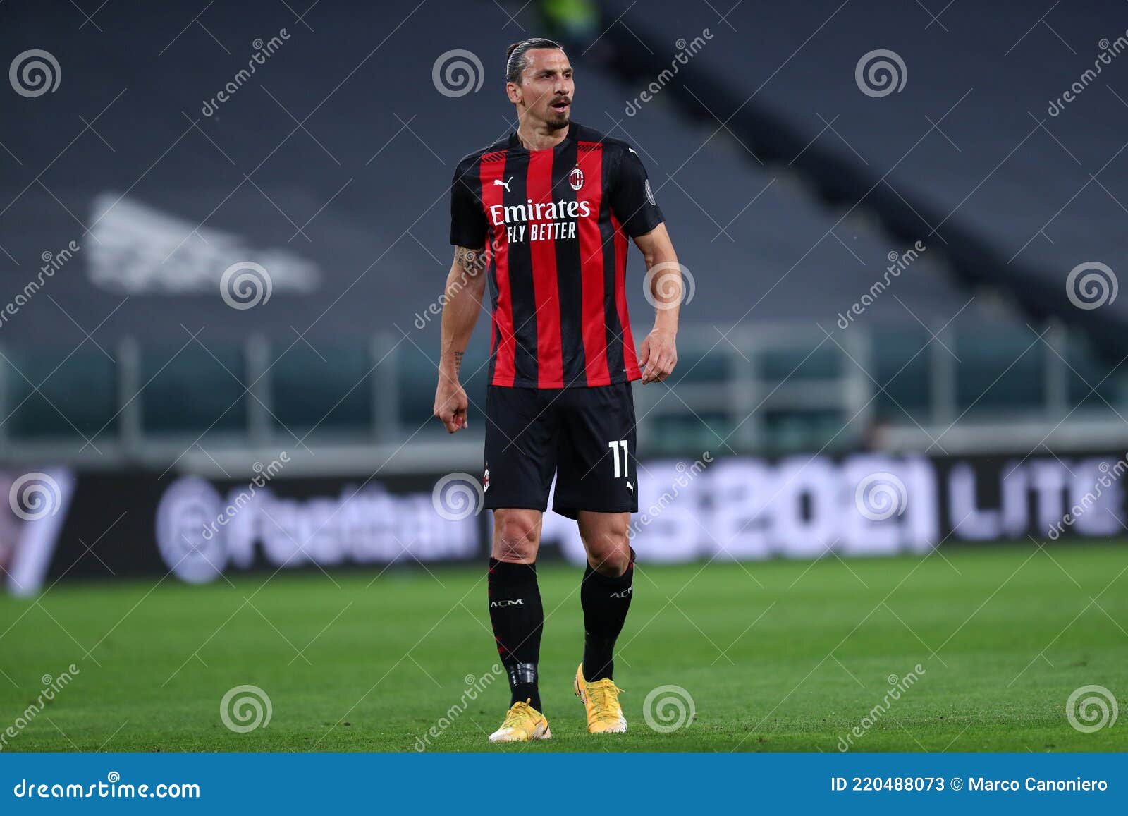 Goalkeeper torino fc hi-res stock photography and images - Alamy