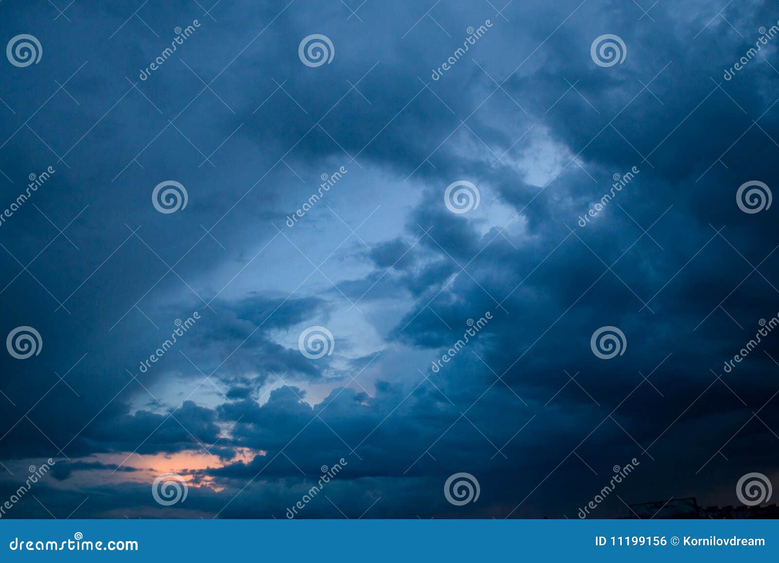 Tormenta. Cuadro del cielo nublado tempestuoso