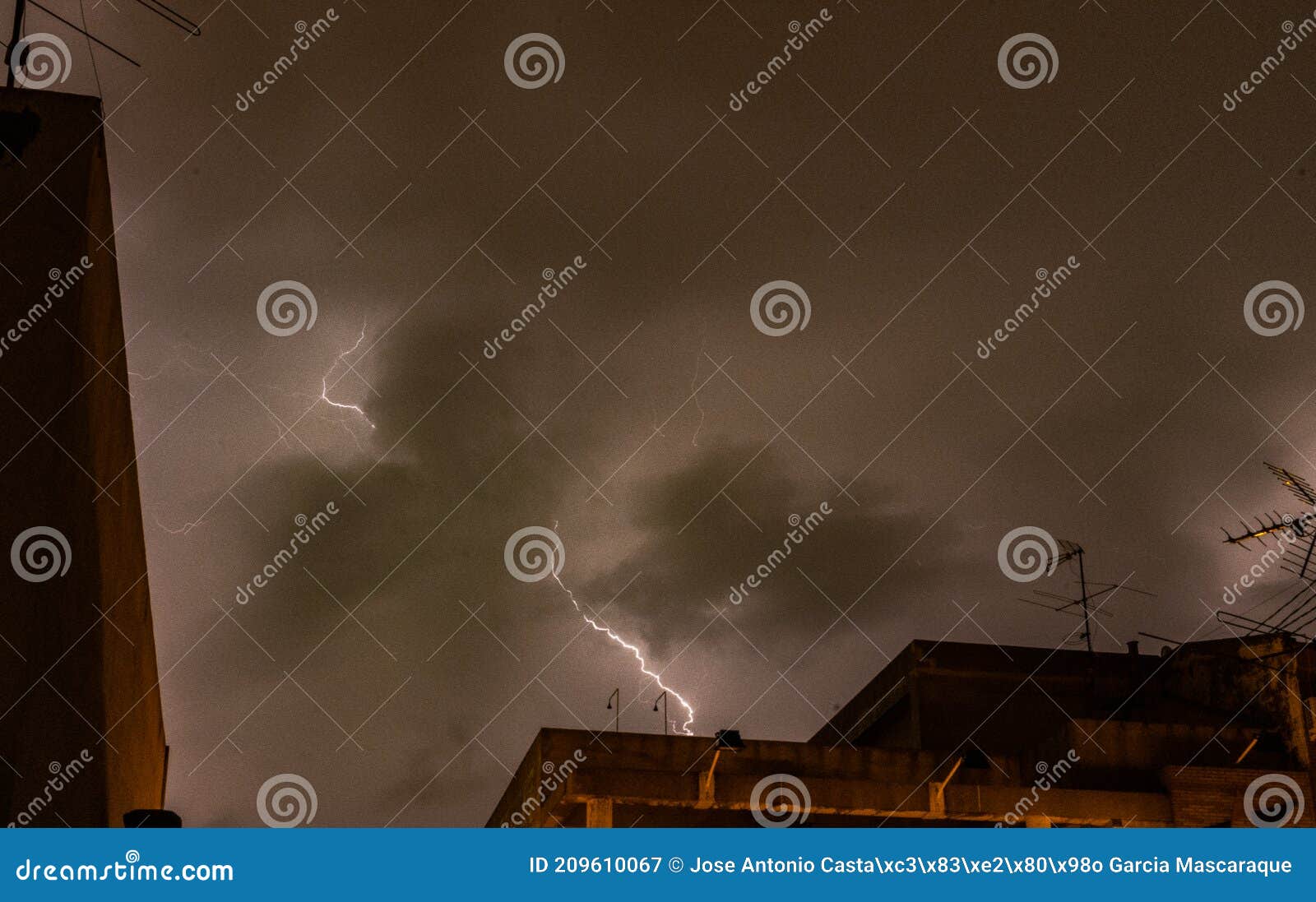 tormenta nocturna con rayos y truenos.