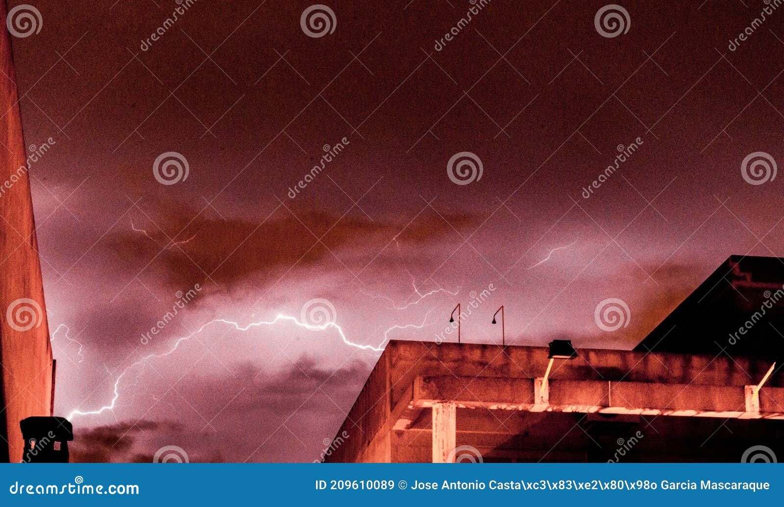 tormenta nocturna con rayos y truenos.