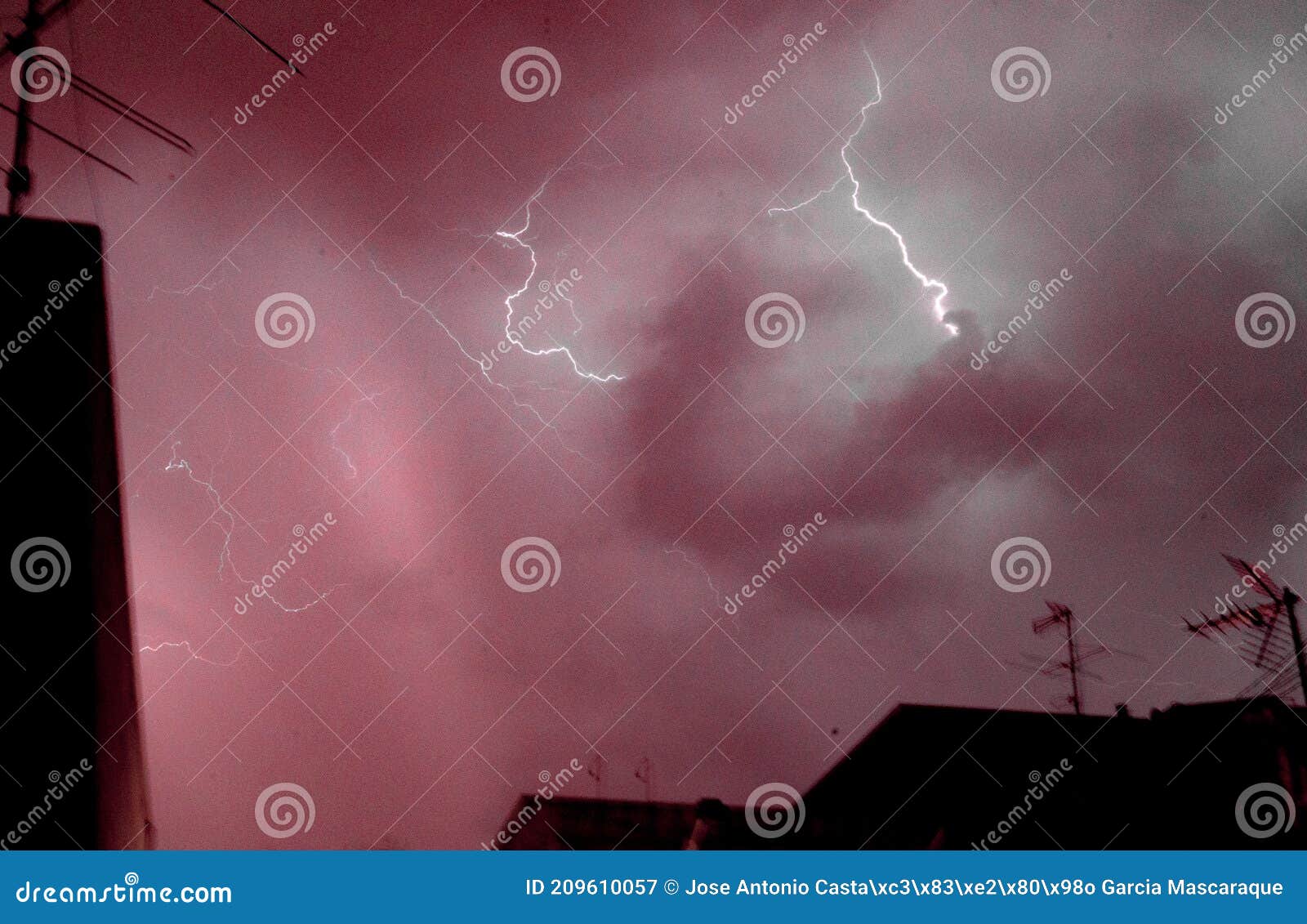 tormenta nocturna con rayos y truenos.