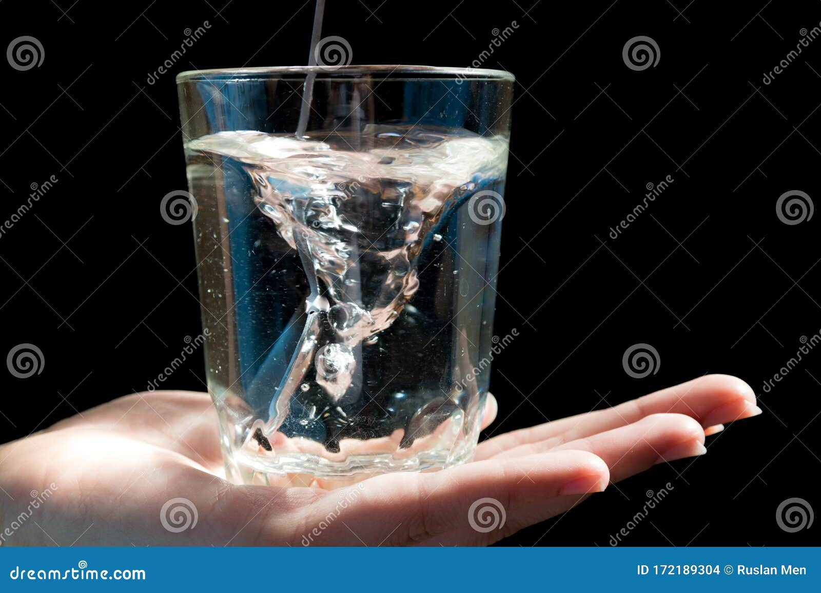 Storm In Een Glas Water Tornado Zwaait Storm in Een Glas Water Op Een Mooie Meisjeshand Dicht