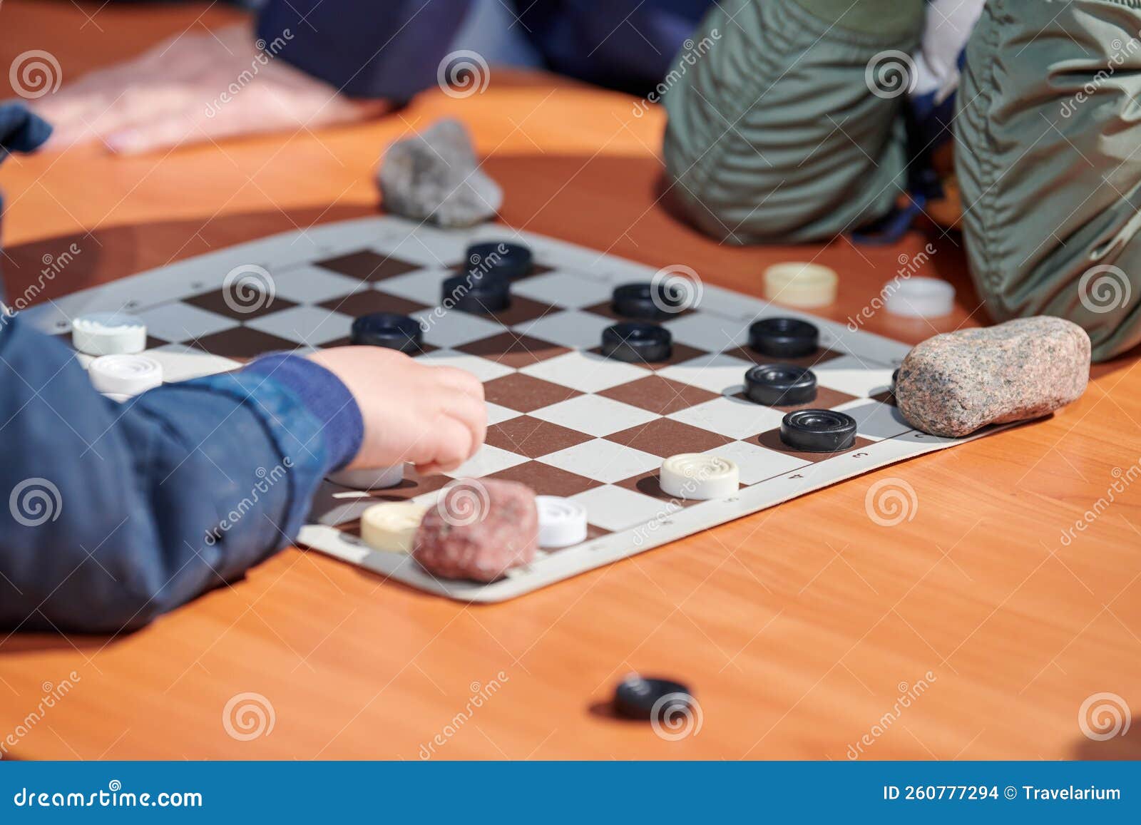 Xadrez de mãos e amigos em jogos de tabuleiro na mesa de