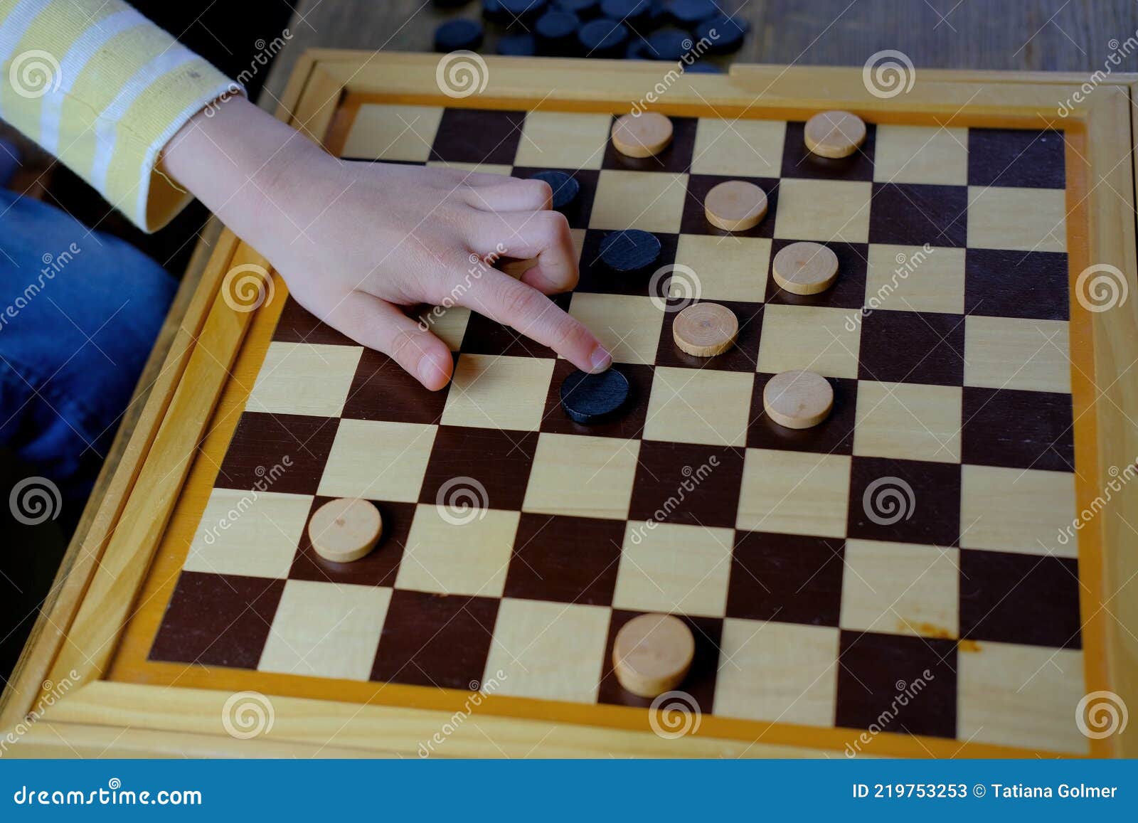 Torneio de damas ao ar livre no tabuleiro de damas de papel na mesa fechar  as mãos dos jogadores