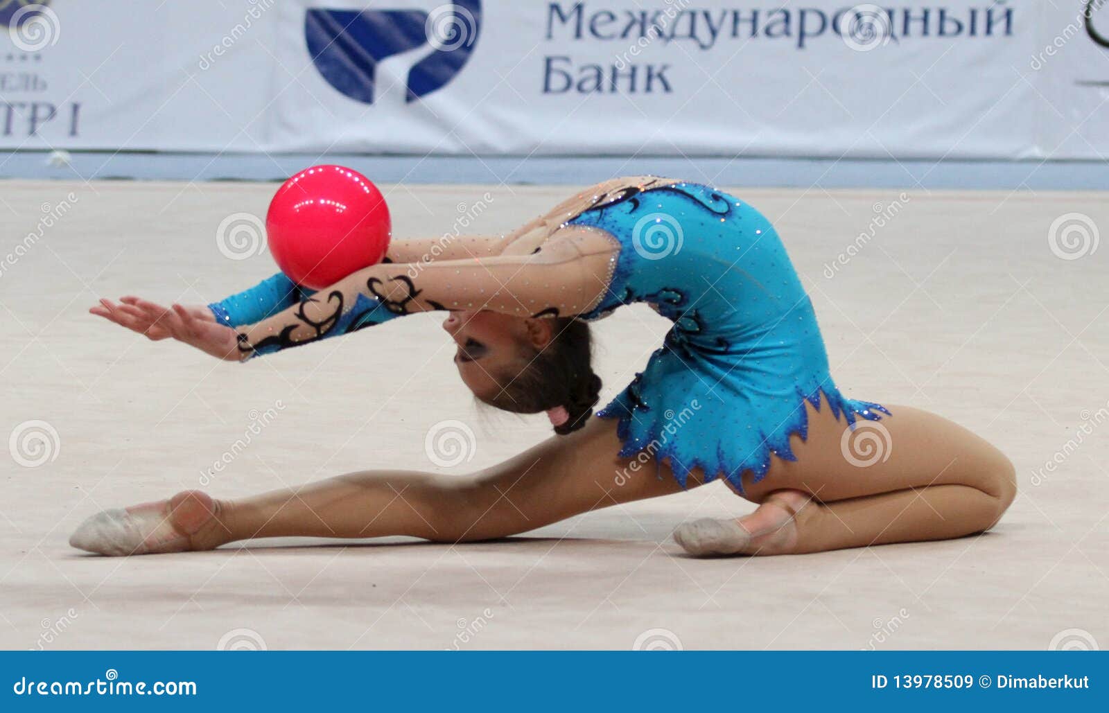 Mujer haciendo gimnasia rítmica con aro Fotografía de stock - Alamy