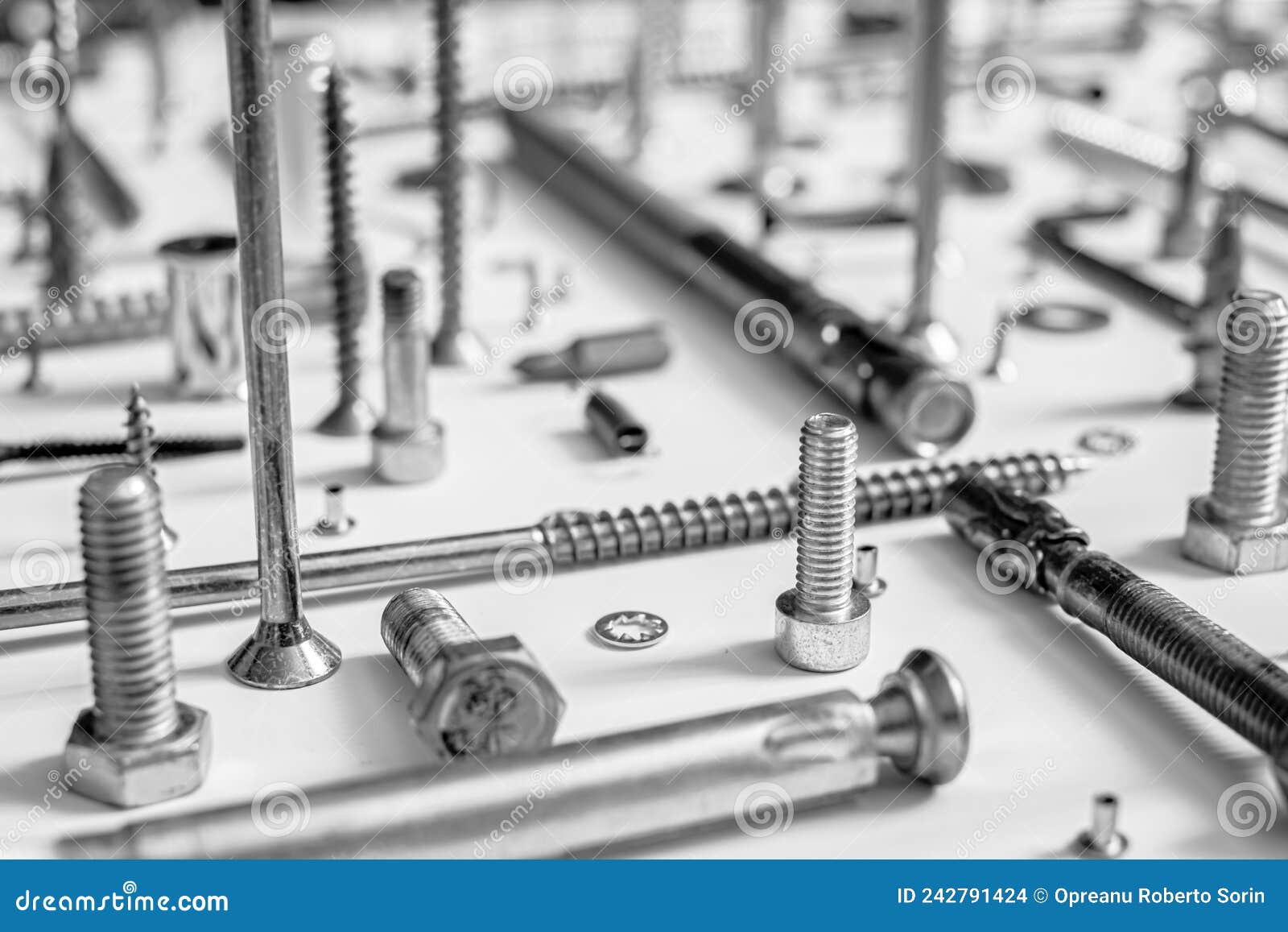 Tornillos y arandelas foto de archivo. Imagen de hoja 242791424