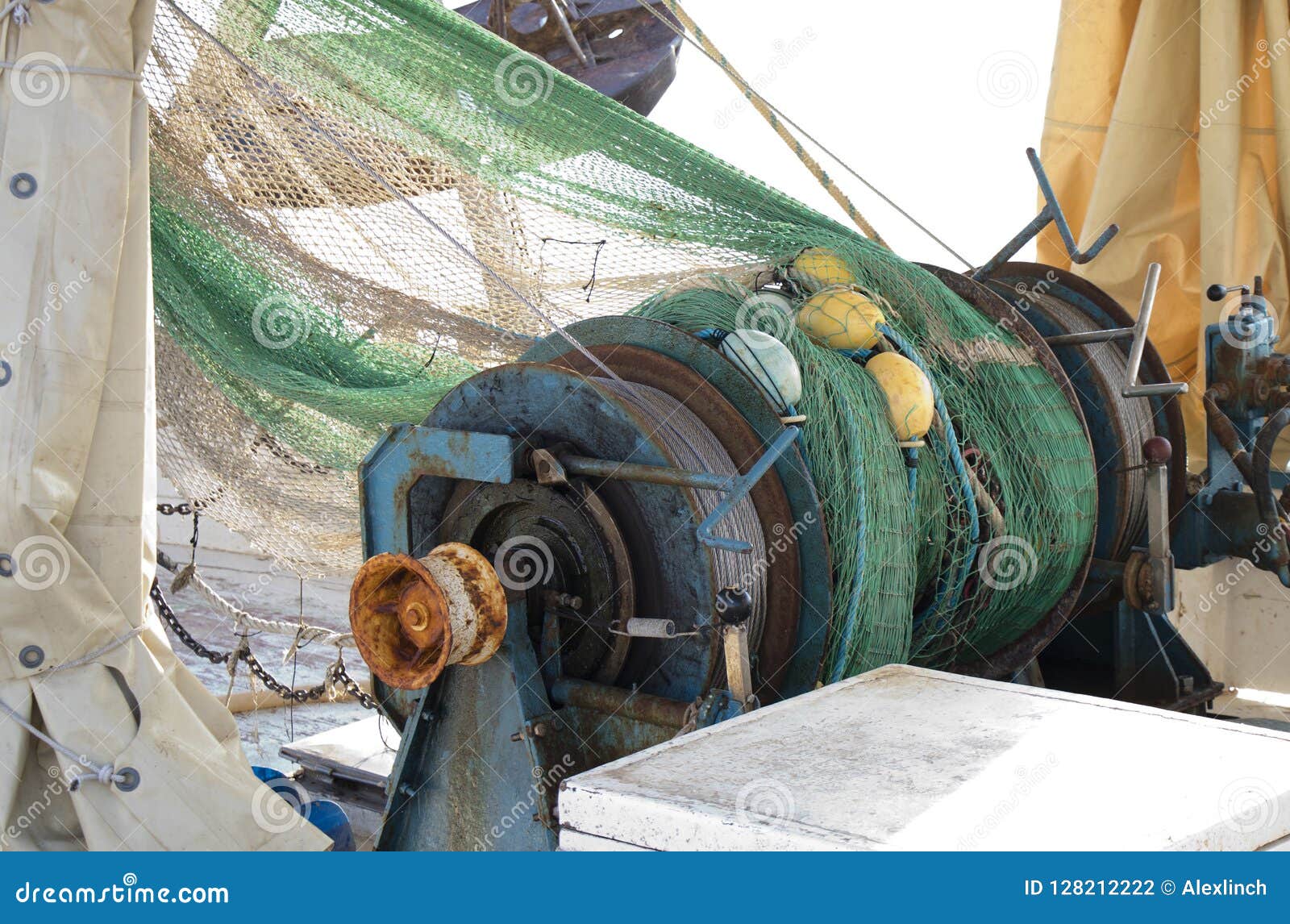 Casco inflación eje Torno Del Cabrestante En Un Barco De Pesca Del Barco Rastreador Foto de  archivo - Imagen de equipo, embarcadero: 128212222