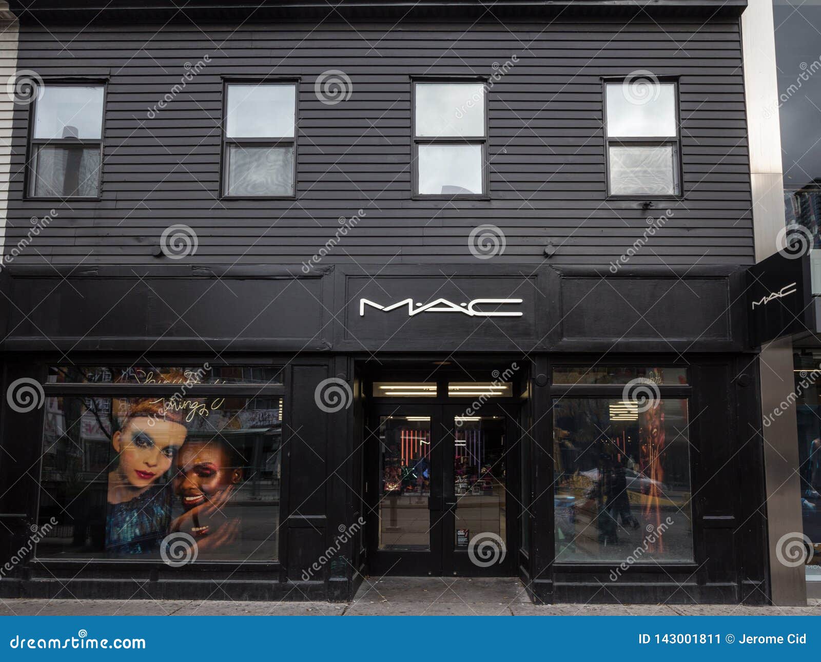 Fare gerningsmanden Spiller skak Mac Cosmetics Logo on Their Main Store for Downtown Toronto, Ontario.  Editorial Photo - Image of canadian, makeup: 143001811