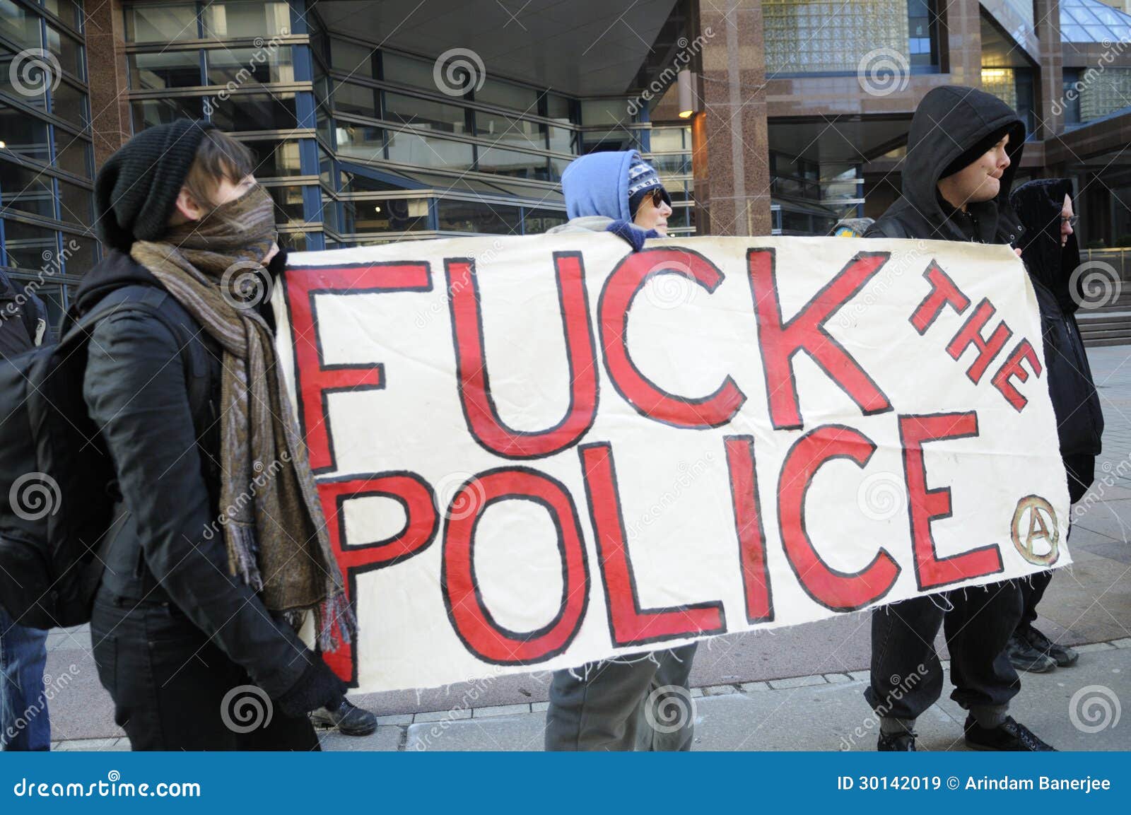 17th Międzynarodowy dzień Przeciw brutalności policji w Toronto. TORONTO-MARCH 15: Niezidentyfikowani protestujący zbierający wewnątrz stać na czele Toronto policję Lokują świętować 17th Międzynarodowego dzień Przeciw brutalności policji na Marzec 15, 2013 w Toronto, Kanada.