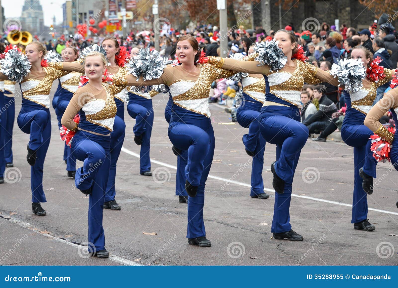 Toronto 2013 Santa Claus Parade. TORONTO - 17 NOVEMBRE: La gente assiste a 109th Toronto Santa Claus Parade a Toronto, Canada il 17 novembre 2013.