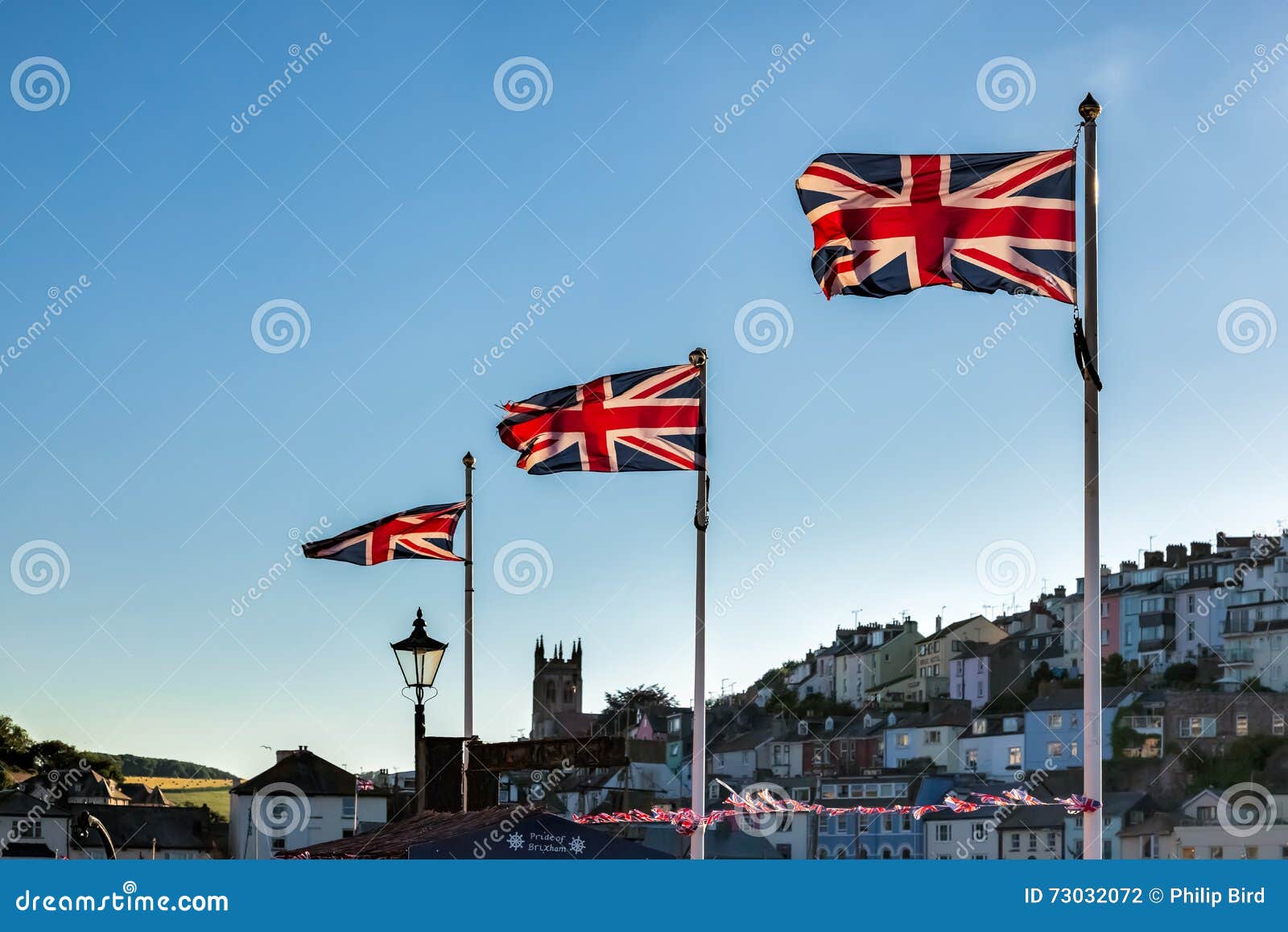 Torquay Devon Uk 7月28日 英国国旗在torquay下垂飞行图库摄影片