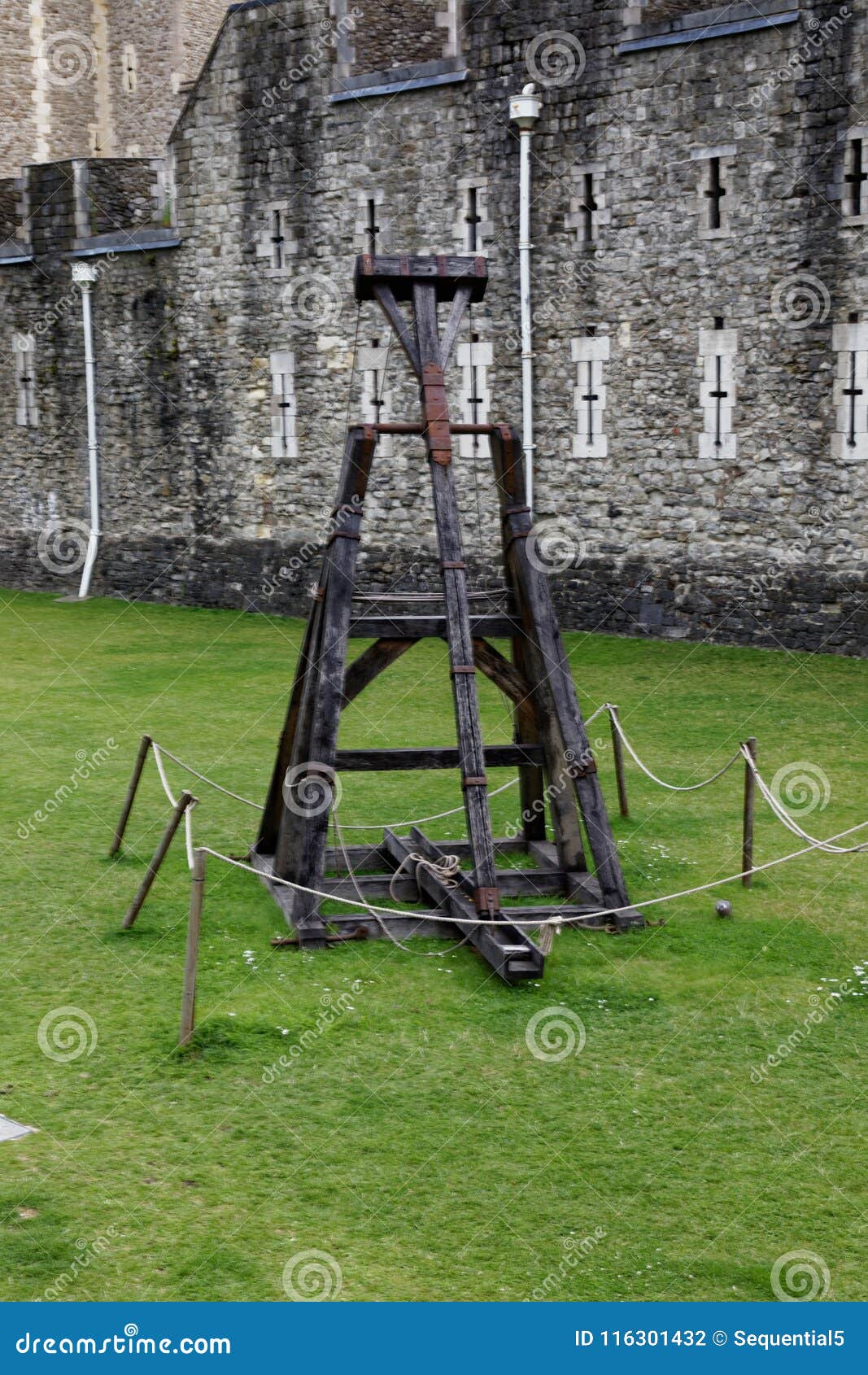 Torre Da Catapulta De Londres Fotografia Editorial - Imagem de médio,  armado: 116301432, image size:1067x1690