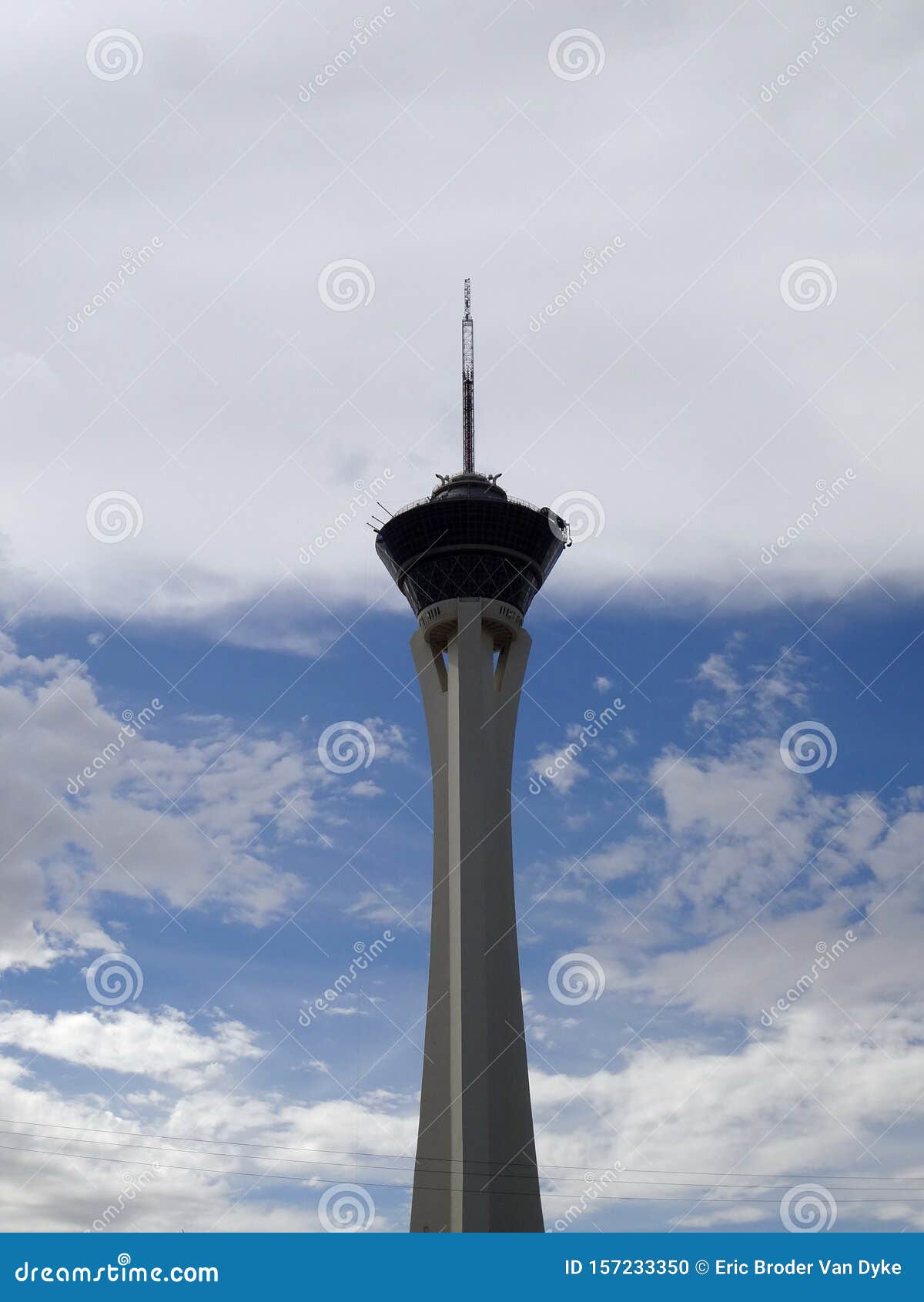 Torre Da Estratosfera No Céu Nublado Imagem Editorial - Imagem de