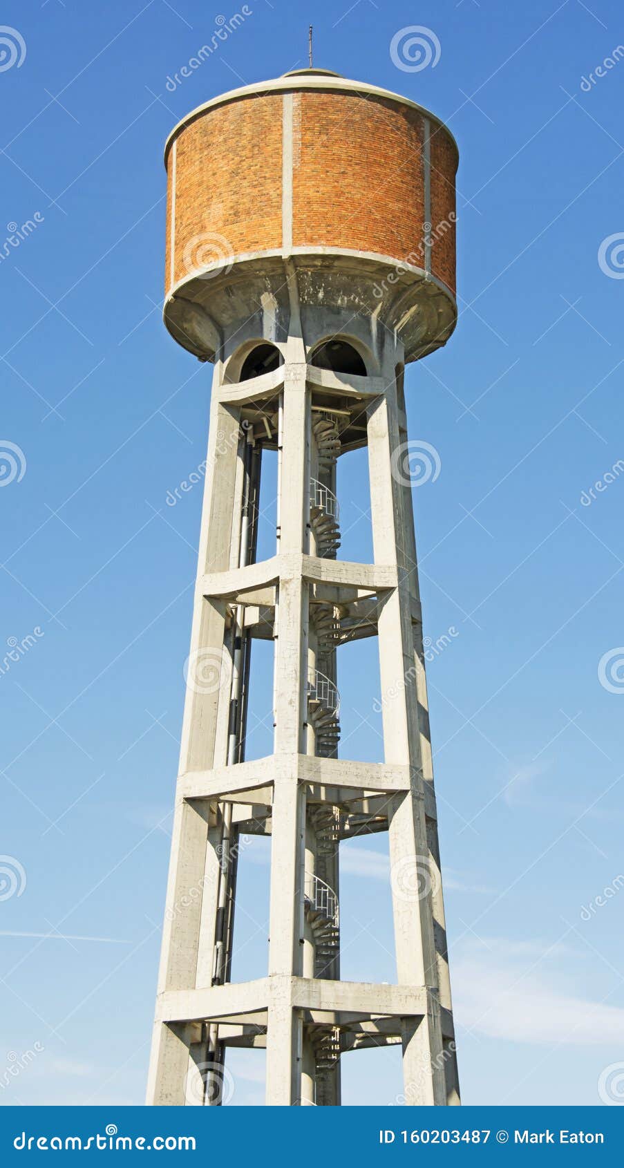 Torre De água Em Tijolo Na Itália Imagem de Stock - Imagem de