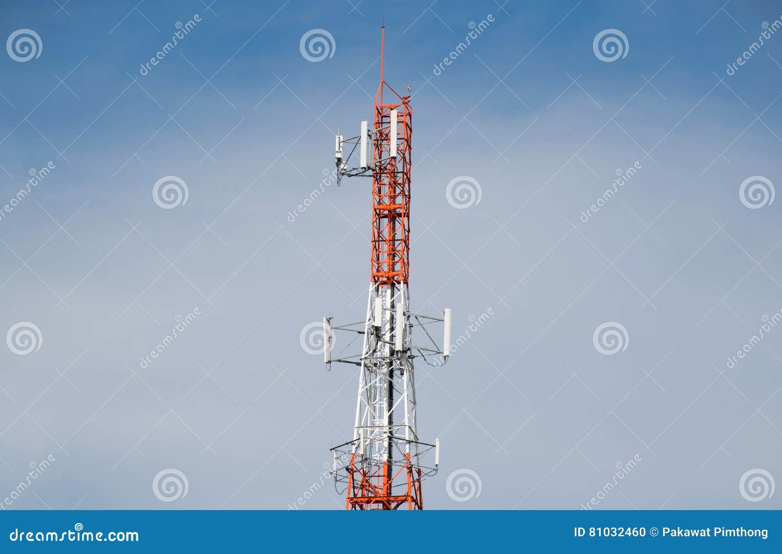 Torre de antena de la comunicación y del cielo azul