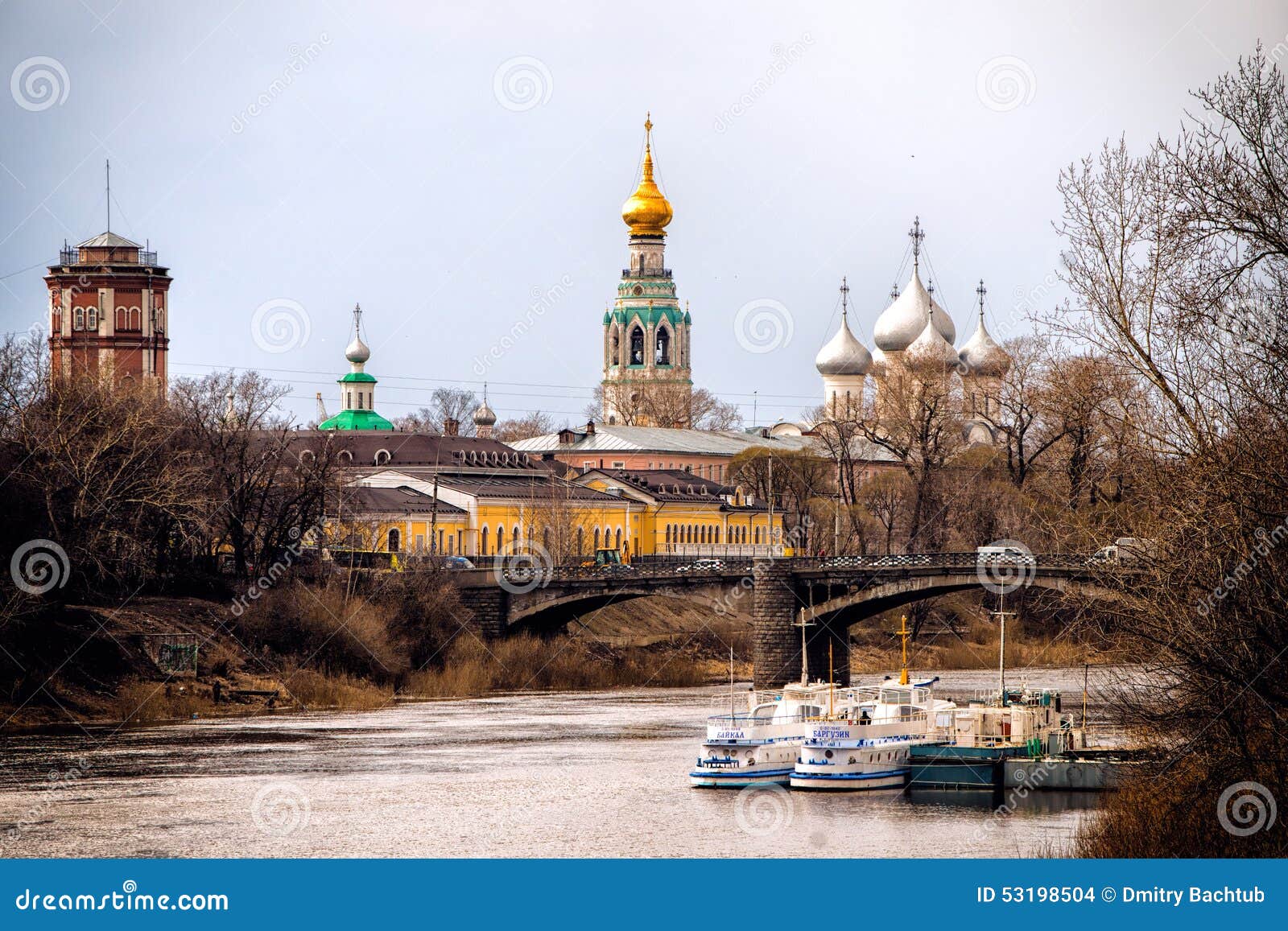 Torre de Bell e a catedral imagem de stock editorial. Imagem de c??u