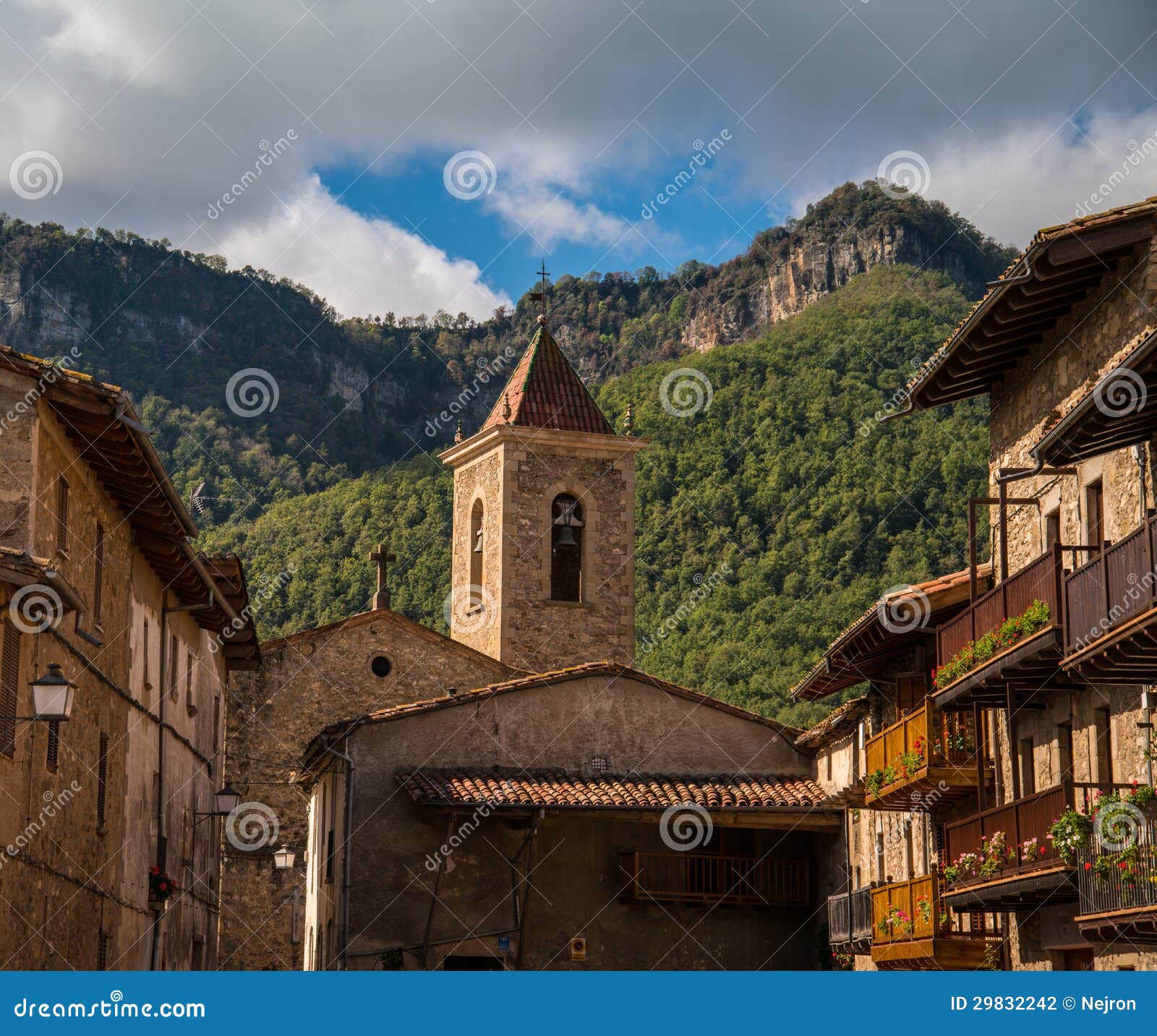 Igreja com torre de sino. A torre de Bell em Els Hostalets d'en Bas