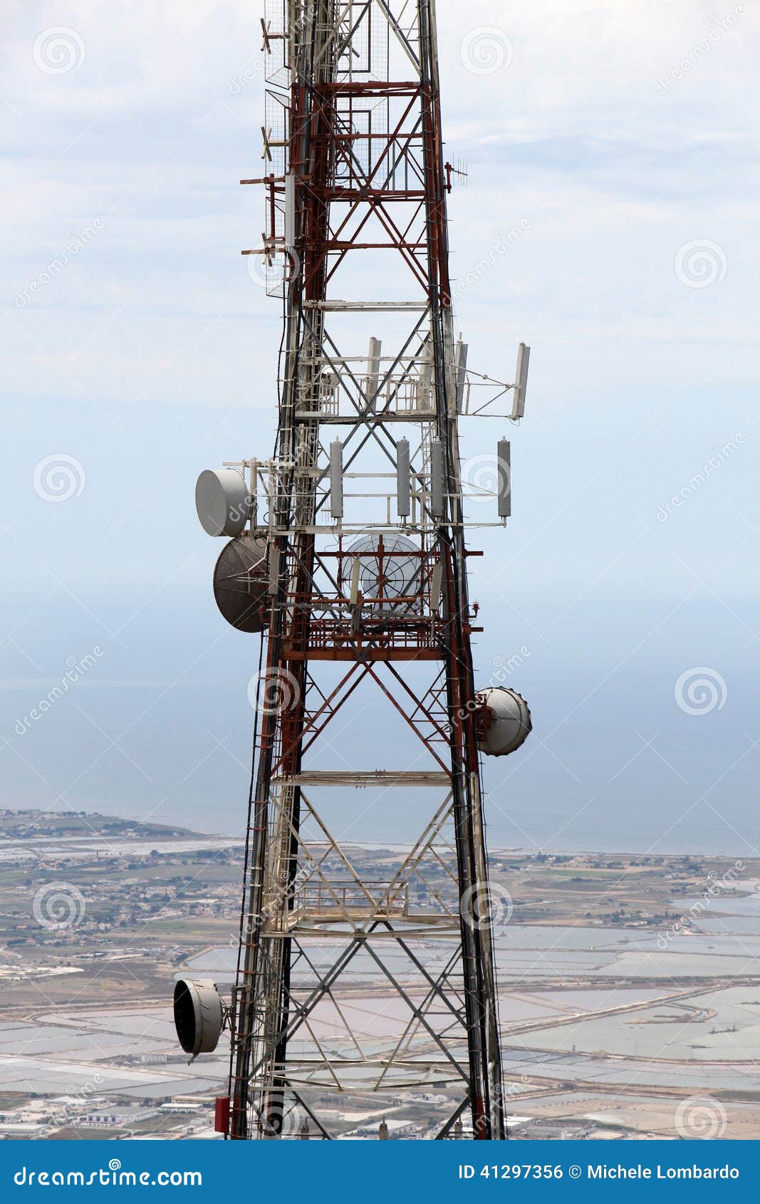 Torre de comunicaciones foto de archivo. Imagen de potencia - 41297356