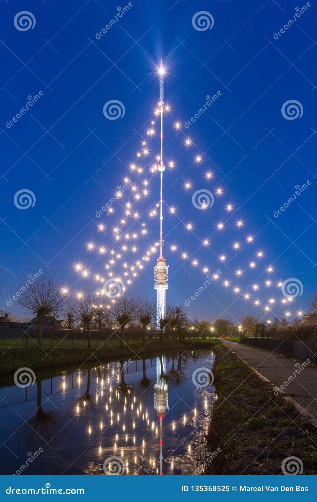 Torre De Gerbrandy - a árvore De Natal a Maior No Mundo Imagem de Stock -  Imagem de elevado, xmas: 135368525
