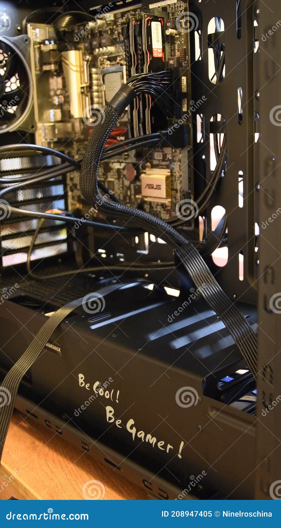 Torre De Pc Para Jogos Em Close Com Motherboard Instalada Dentro E Slogan  Seja Legal Ser Gamer Imagem Editorial - Imagem de sistema, ferragem:  208947405