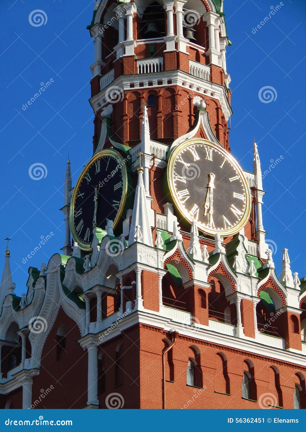 Torre de Spasskaya en Plaza Roja. Torre de Spasskaya del Kremlin en Plaza Roja en Moscú En julio de 2015