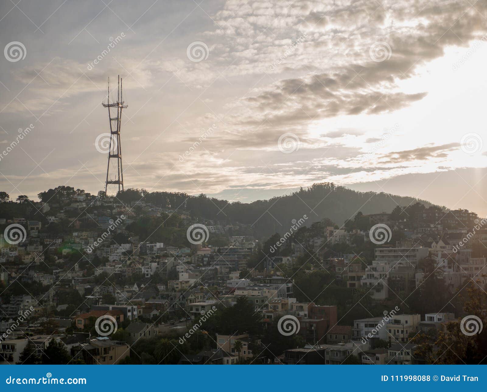 Torre de Sutro que pasa por alto San Francisco en una puesta del sol con las nubes