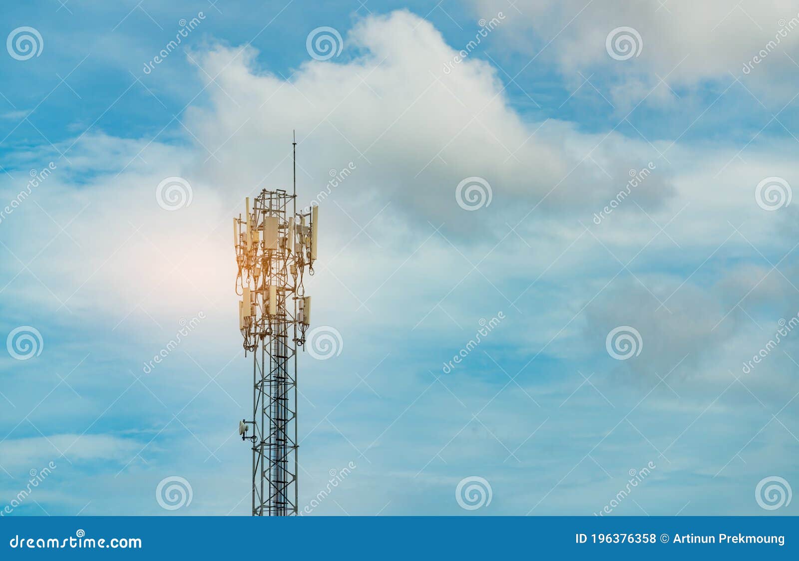 Antena Radio Telecomunicaciones Y Torre Satélite Con El Cielo Azul
