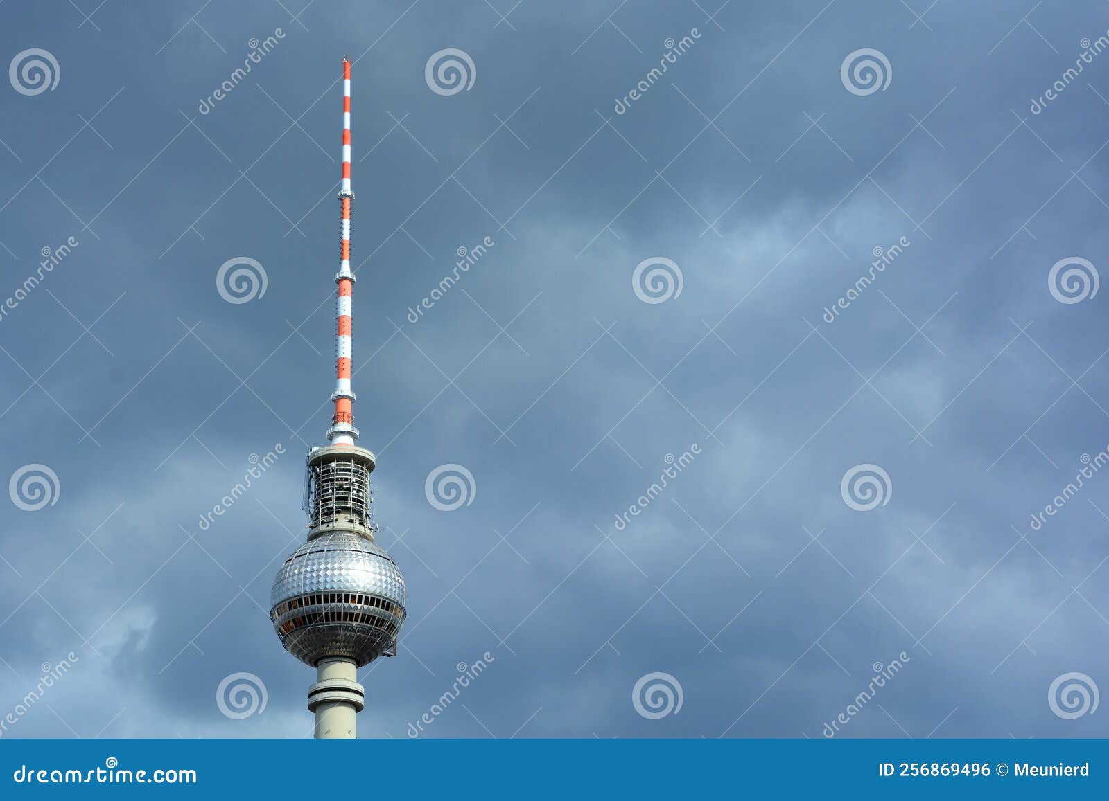 Torre De Televisão Fernsehturm Localizada Em Alexanderplatz. Foto ...