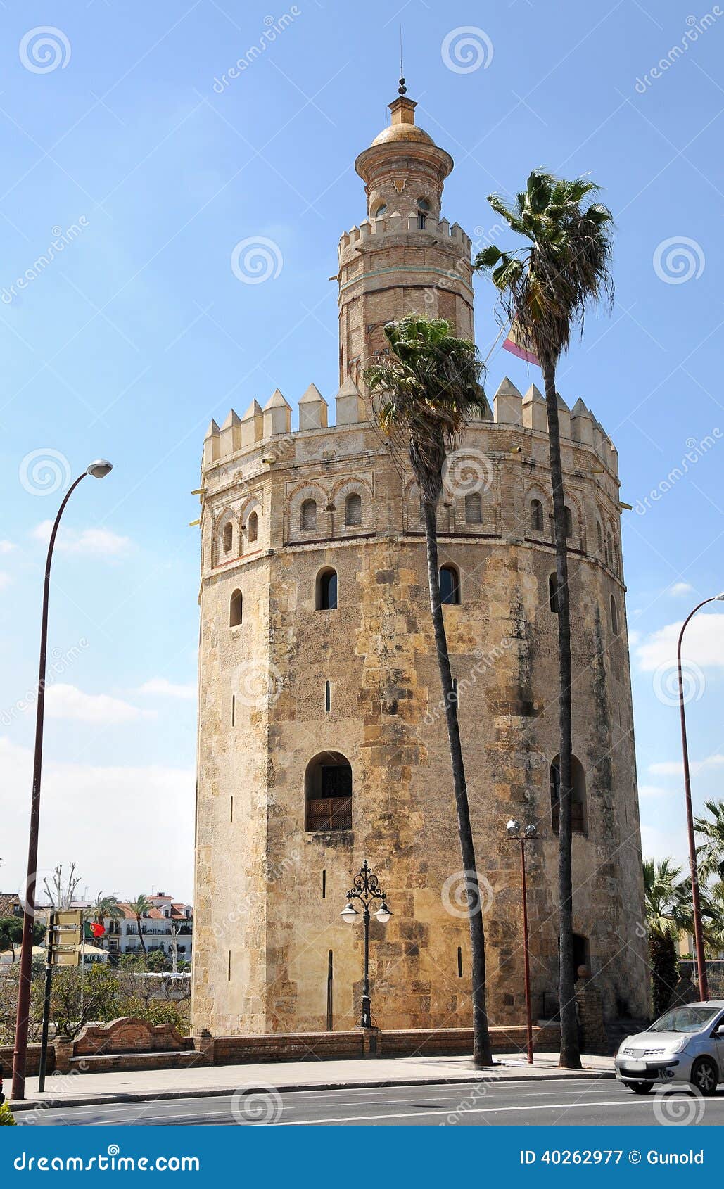 Torre del Oro immagine stock. Immagine di costruzione - 40262977