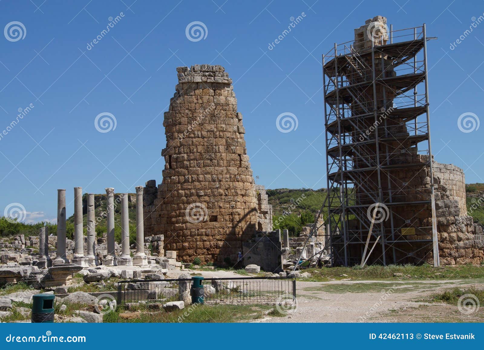 Torre del portone ellenistico nella città del greco antico di Perge, Turchia