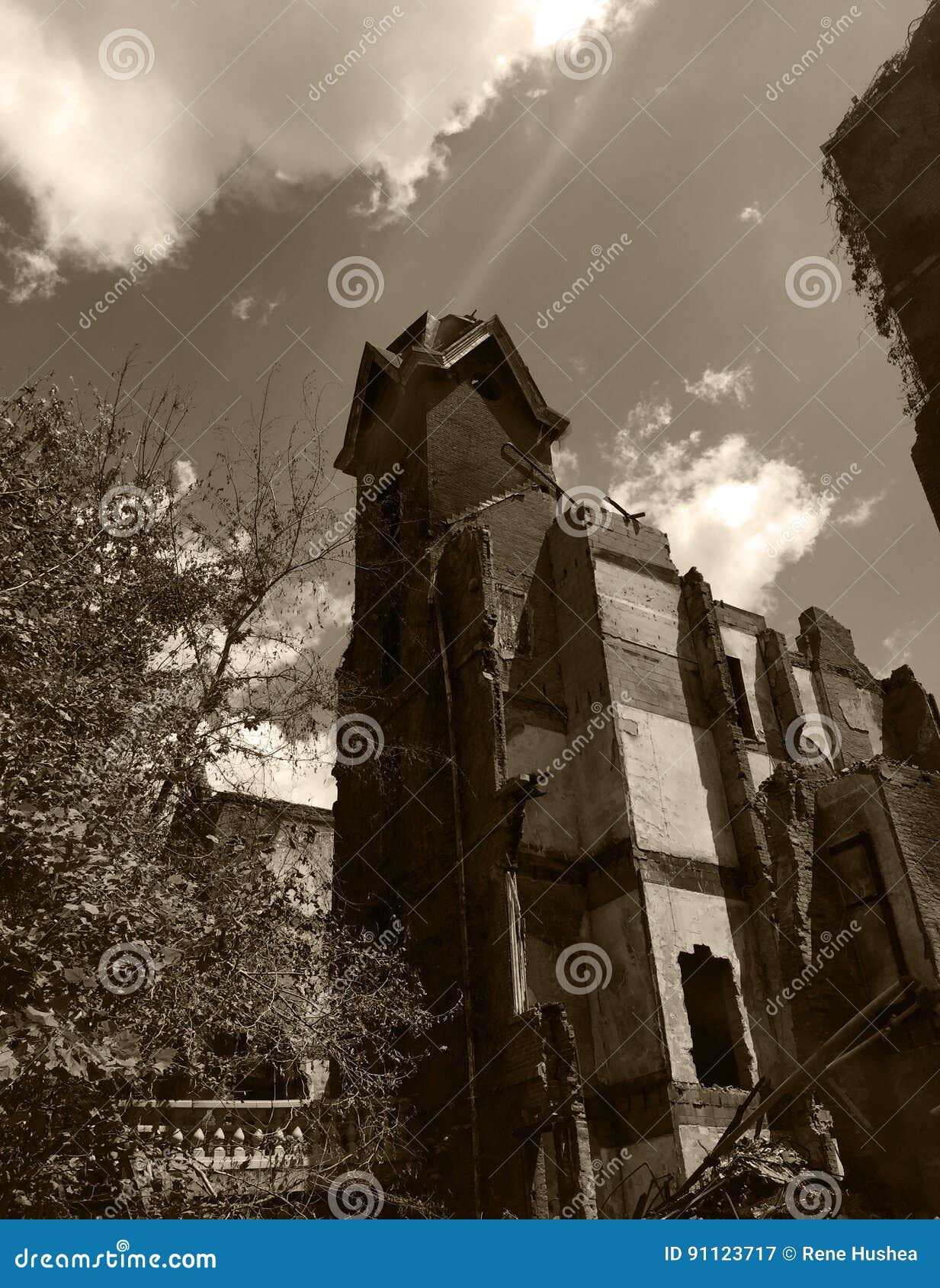 Torre di vecchia casa danneggiata dall'incendio. Raffreddi le rovine del palazzo Ha potuto essere buono per le scene frequentate architettura drammatica con l'edera che cresce sulla costruzione Torre dinamica