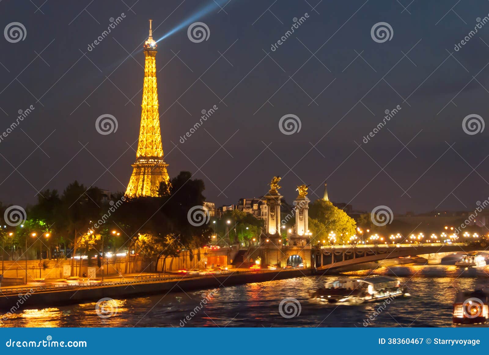 Torre Eiffel E Alexander Bridge Alla Notte Fotografia Editoriale ...