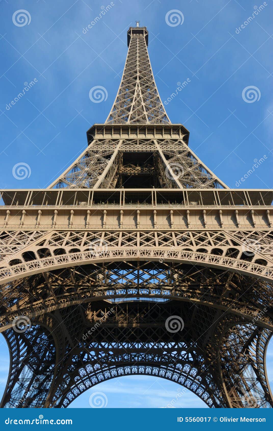 Torre Eiffel, verão. A torre Eiffel, monumento famoso em Paris, configuração para a exposição universal com construção de aço, foi supor para sea após este perfil da cor de exposition.icc encapsulated para o uso da cópia