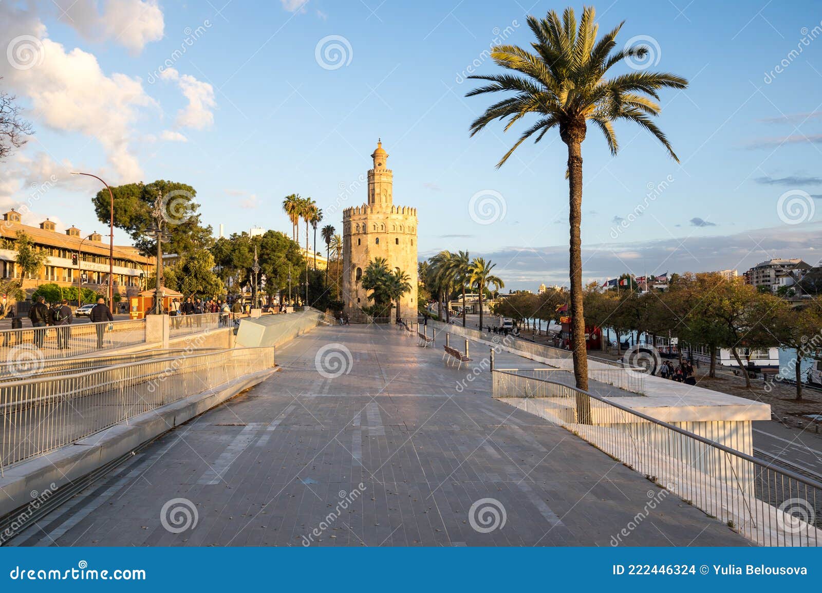 torre-hist%C3%B3rica-de-piedra-caliza-del-oro-en-seville-espa%C3%B1a-abril-un-gran-centro-tur%C3%ADstico-222446324.jpg