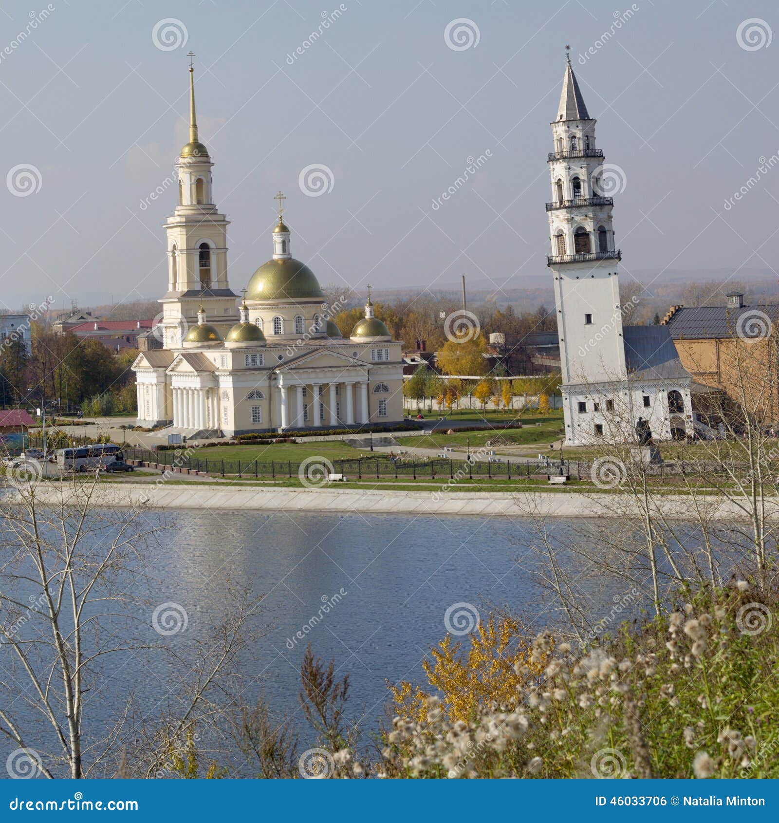 Torre inclinada de Nevyansk y del panorama de la charca con la reflexión