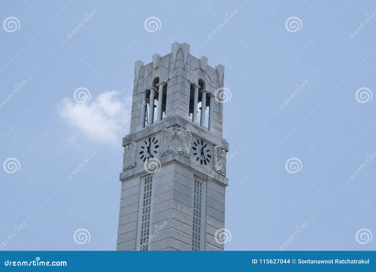 Torre inclinada do pulso de disparo e de sino no fundo do céu azul