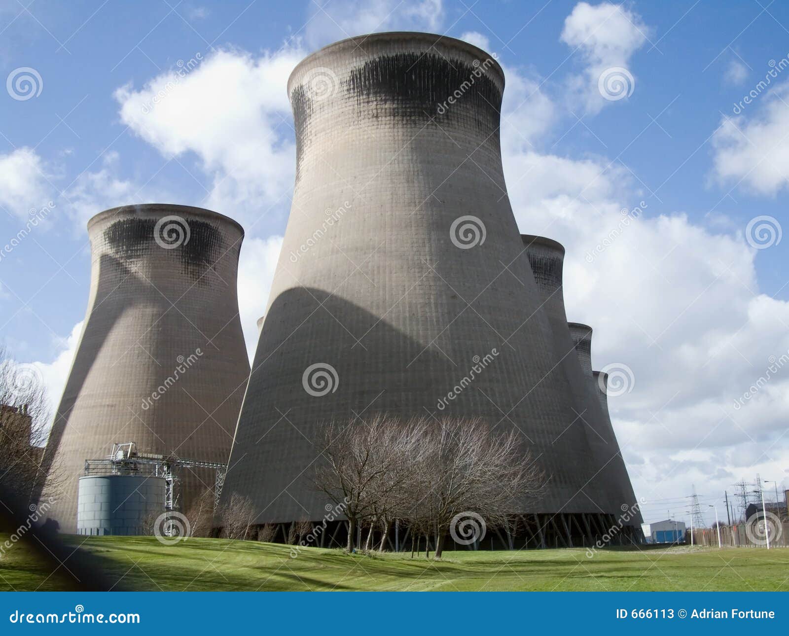 Torres de enfriamiento imagen de archivo. Imagen de chimenea - 666113