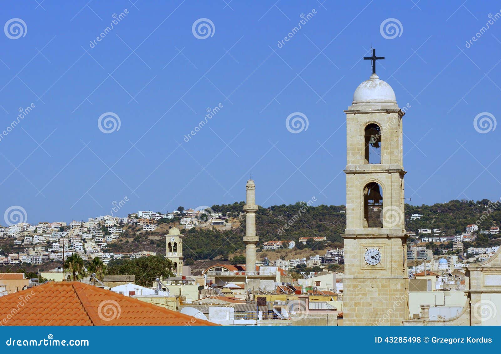 Torres de iglesias foto de archivo. Imagen de arbusto - 43285498 Torres de iglesias foto de archivo. Imagen de arbusto - 43285498