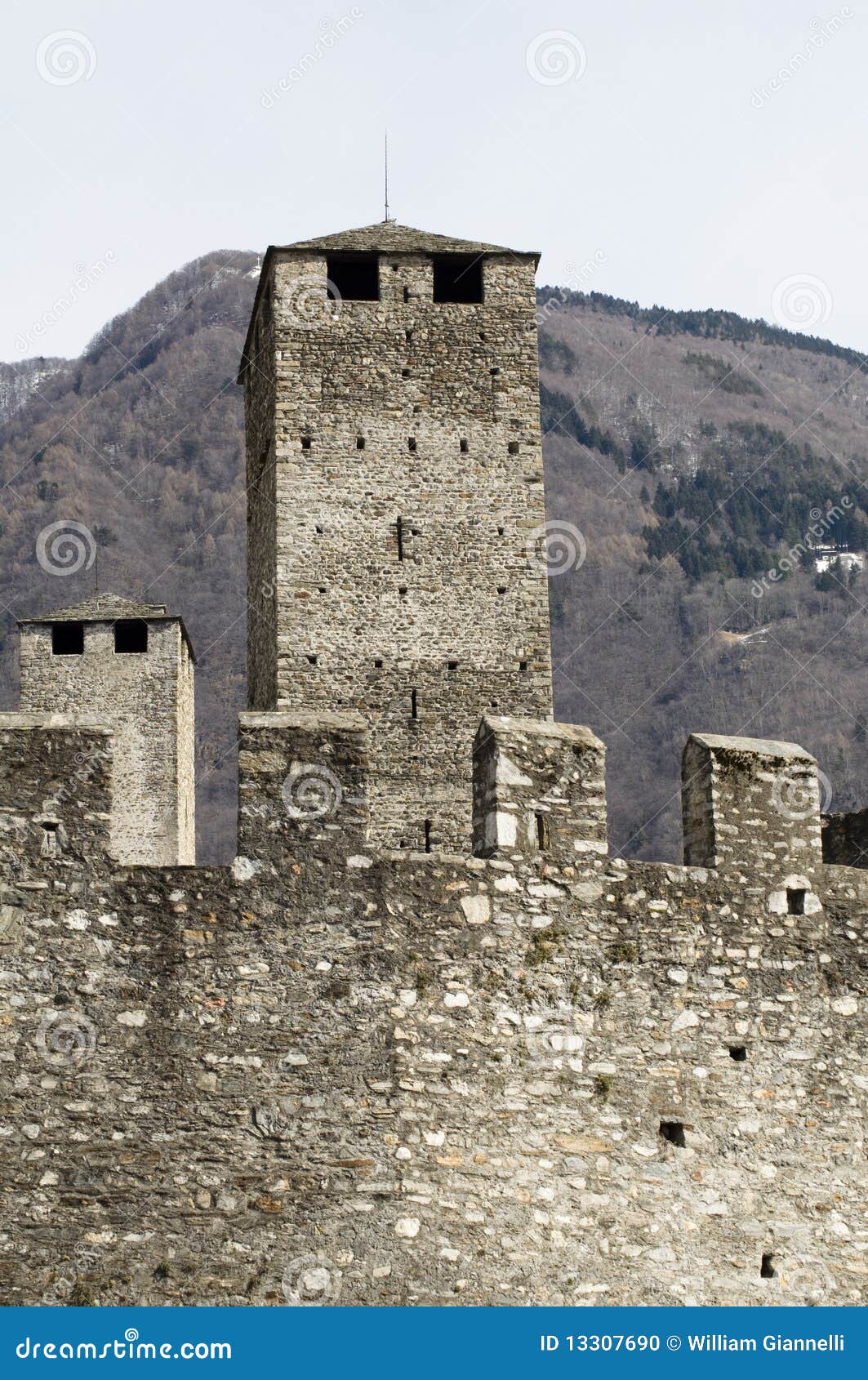 Torres do castelo. O detalhe de castelo de Castelgrande situado em Bellinzona (suíço), um dos três castelos introduziu a lista do UNESCO