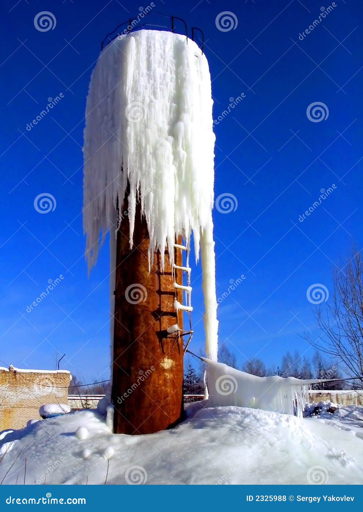 замерзшая водонапорная башня