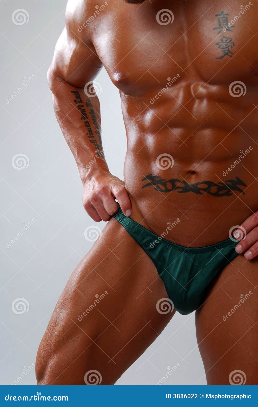 Torso muscular. Feche acima do tiro do torso de um bodybuilder muscular