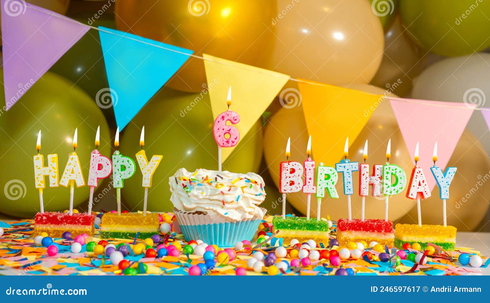 Cartolina d'auguri di buon compleanno con torta e scritte con candele su  sfondo rosa