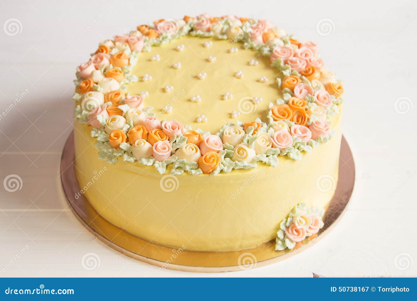 Torta Amarillo Claro De La Crema Batida Con Las Flores Poner Crema En Colores  Pastel Imagen de archivo - Imagen de torta, colorido: 50738167