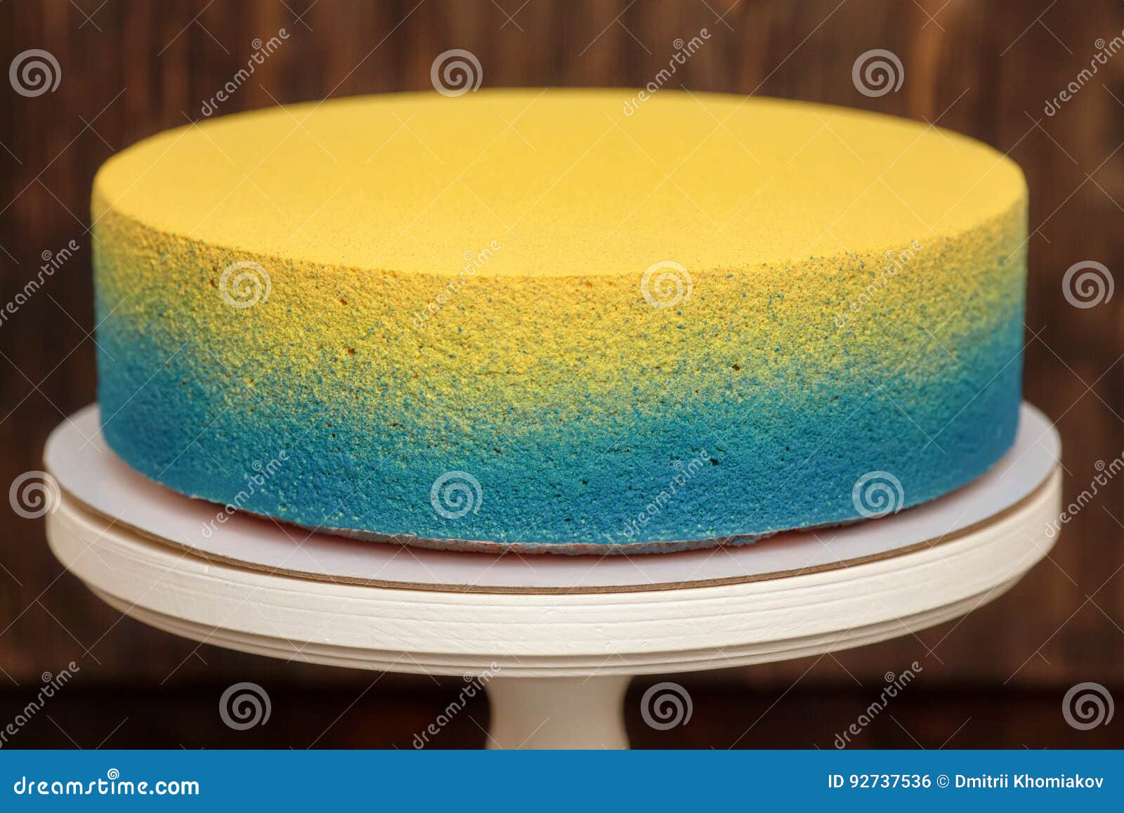 Torta Azul Y Amarilla En Soporte Sobre Fondo De Madera Foto de archivo -  Imagen de amarillo, dulces: 92737536