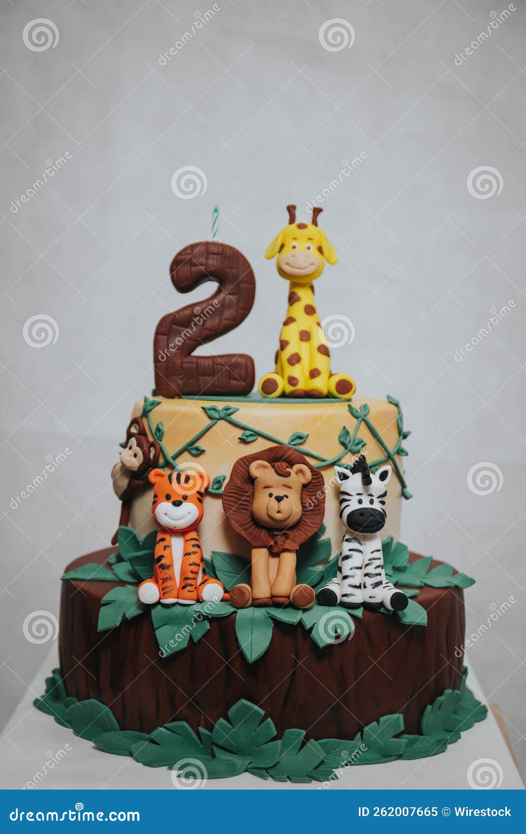 https://thumbs.dreamstime.com/z/torta-de-a%C3%B1os-cumplea%C3%B1os-con-animales-una-262007665.jpg