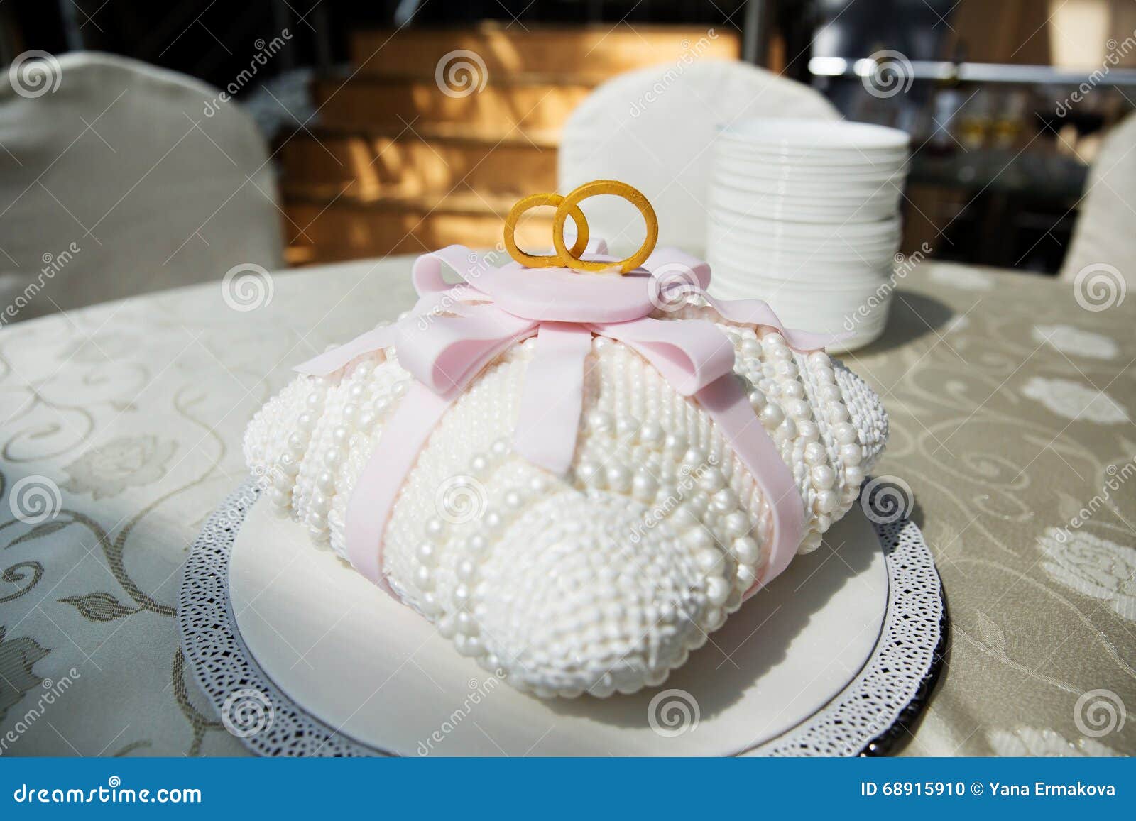 Torta De Boda Con Los Anillos Foto de archivo - Imagen de romance,  accesorio: 68915910